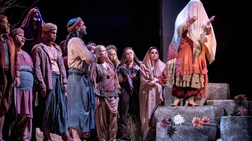 A ópera “Os Pescadores de Pérolas”, criada em 1863 por Georges Bizet, têm mais três récitas no Teatro Municipal (Foto: Daniel Ebendinger)