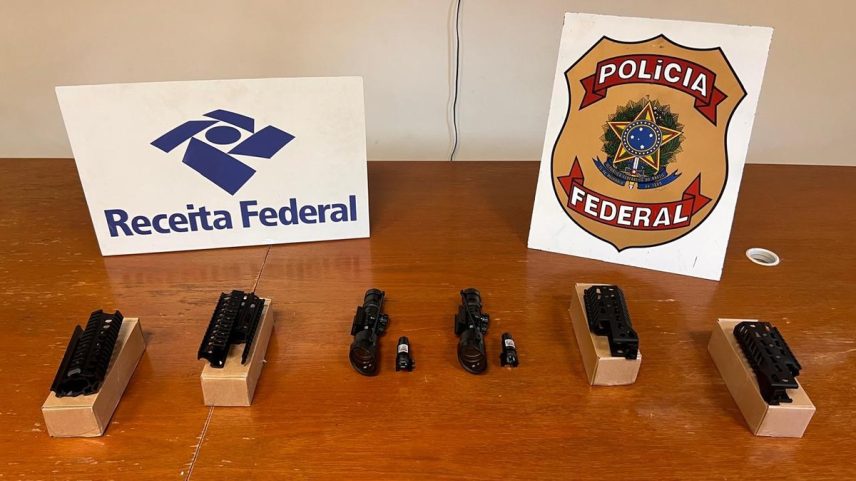 Acessórios de fuzil apreendidas em ação conjunta entre Polícia Federal e Receita Federal (Foto: Divulgação/Polícia Federal)