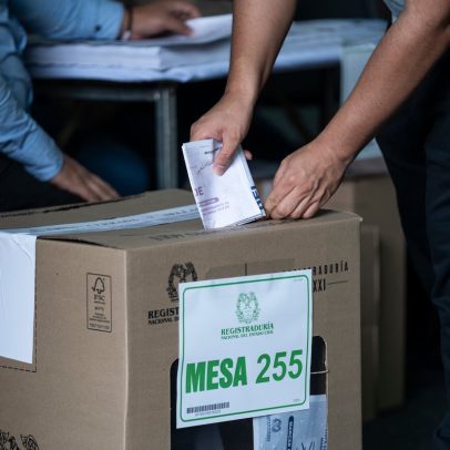 Petro questiona transparência nas eleições de 2026 após contrato milionário com firma