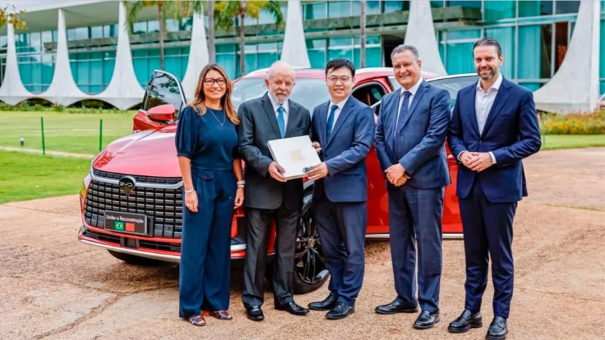 Lula recebe carro da BYD (Foto: Ricardo Stuckert/Divulgação)