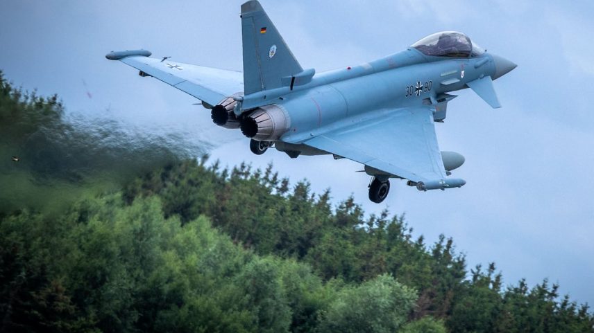 Um caça alemão saía de um aeroporto de Laage, na Alemanha, em direção à Estônia, em julho de 2022. (Foto: Jens Büttner (Dpa/Picture Alliance/Getty))
