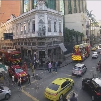 Incêndio em prédio provoca interdição da Rua do Rezende, no Centro da cidade