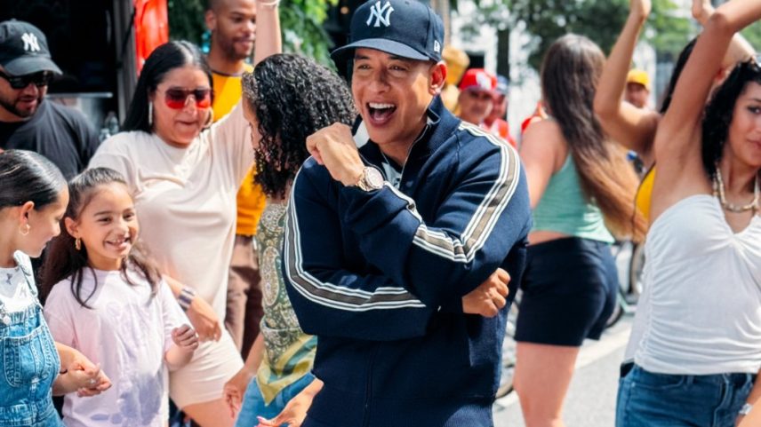 A nova música de Daddy Yankee, "Sonriele", e seu videoclipe estão prontos para o verão. (Foto: Reprodução)