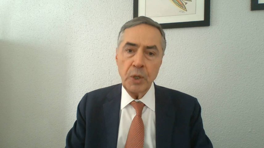 O presidente do STF, Luís Roberto Barroso, dá entrevista aos jornalistas Adriana Fernandes, Bruno Boghossian e Julianna Sofia (da esq. para a dir.), da Folha (Foto: Reprodução/TV Folha)