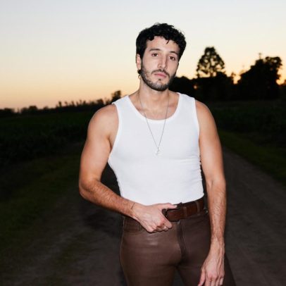 Sebastián Yatra alcança o primeiro lugar na parada de airplay latino com 'La Pelirroja'