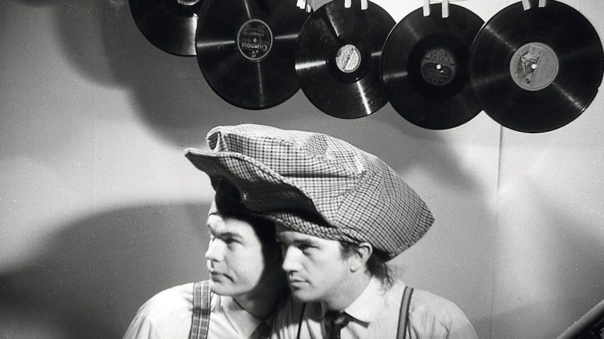 O designer Vaughn Oliver e o fotógrafo Nigel Grierson, criadores da imagem gráfica da discográfica 4AD. (Foto: Editorial Contra)