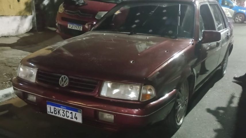 Imagens mostram pelo menos 10 marcas de disparos na lataria do veículo; crime aconteceu no Fonseca (Foto: Reprodução)