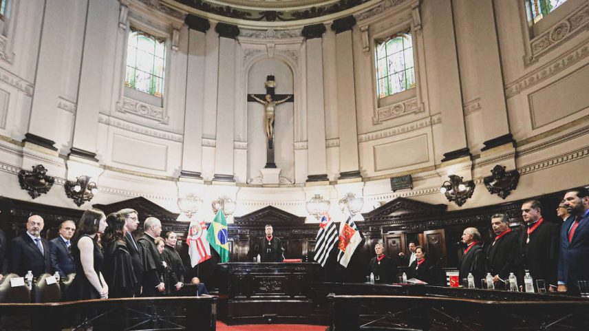 Posse dos desembargadores Carla Rahal Benedetti, Fernão Borba Franco e Maria Fernanda de Toledo Rodovalho no TJ-SP; negros são menos de 2% na categoria (Foto: Divulgação/TJ-SP)