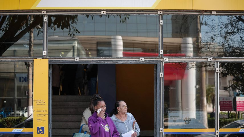 Movimentação em agência dos Correios (Foto: Danilo Verpa - 30.mai.25/Folhapress)