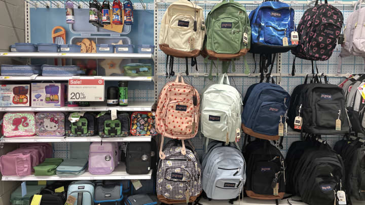 Uma variedade de materiais escolares, incluindo lancheiras e mochilas em diferentes cores e padrões, está em exibição para o próximo ano letivo. (Foto: Deb Cohn-Orbach | UCG | Universal Images Group | Getty Images)