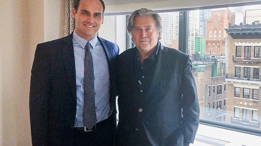 Eduardo (à esq.) em visita a Bannon nos EUA (Foto: Divulgação)