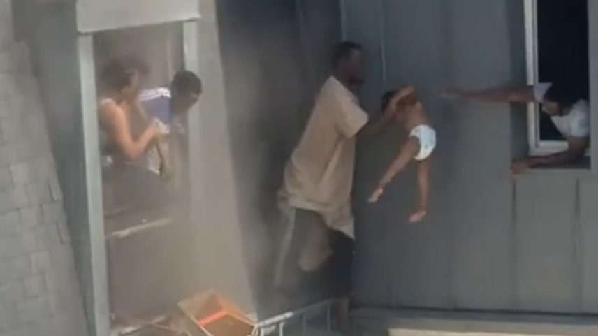 Crianças são resgatadas durante incêndio em Paris (Foto: Reprodução/TikTok)