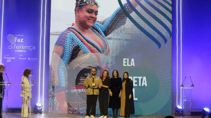 Flora Gil e Gominho representaram Preta Gil e receberam o troféu do Faz Diferença 2024 categoria Ela da editora da revista, Marina Caruso, e da Editora Executiva Luiza Batista (Foto: Alexandre Cassiano)