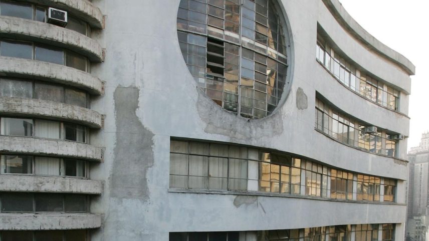 Fachada ondulada do edifício Ouro para o Bem de São Paulo representa a bandeira do Estado, com treze listas – uma por andar. (Foto: Sergio Neves/Estadão)