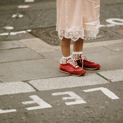 Tênis vermelho se destaca como a nova tendência de moda para 2025