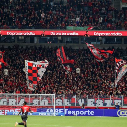 Athletico enfrenta protesto e discussões durante desembarque de voo