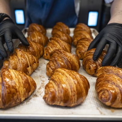 Preço da manteiga dispara e encarece croissants em todo o mundo