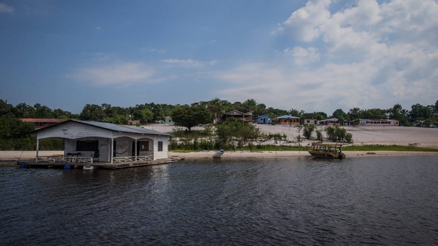 Povoado indígena em APA (área de proteção ambiental) localizada em Manaus (AM) (Foto: Bruno Santos - 24.nov.2017/Folhapress)