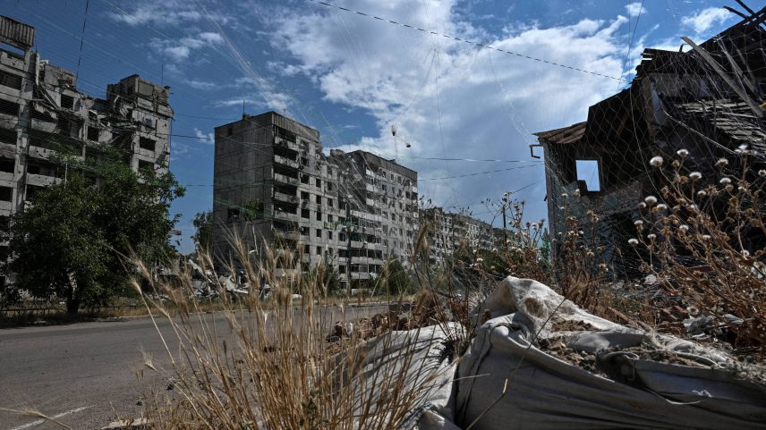 Prédio residencial danificado por ataques militares russos e redes antidrones instaladas sobre uma rua, na região de Zaporíjia (Foto: Stringer/Reuters)