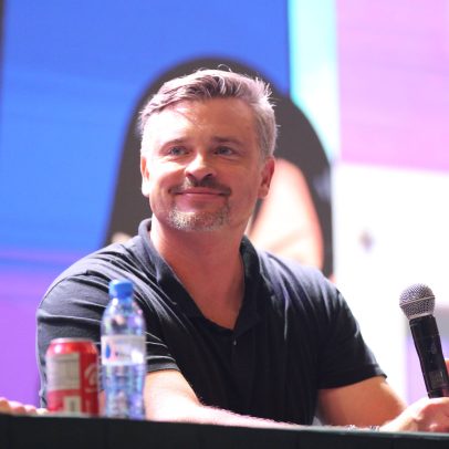 Tom Welling destaca orgulho por 'Smallville' em evento no Brasil