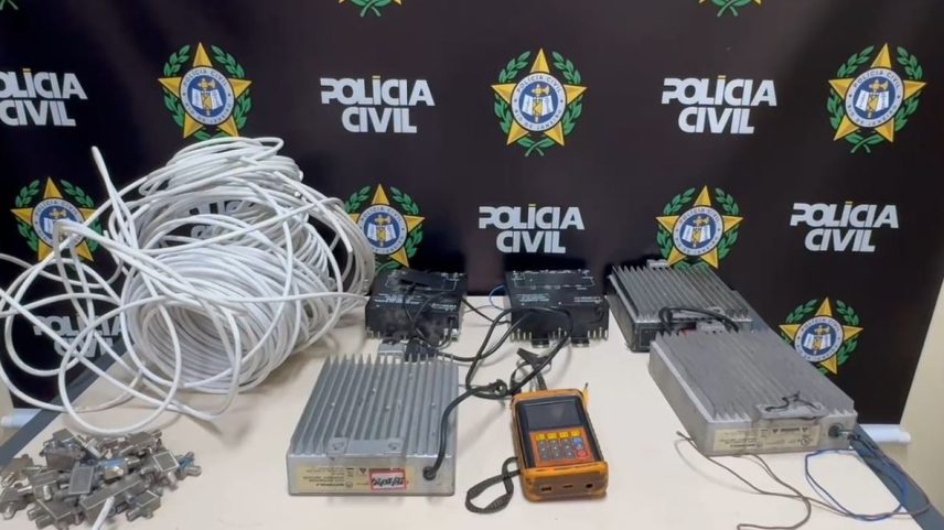 Trio é preso por 'gatonet' operado sob comando do tráfico em Cordovil — Foto: divulgação