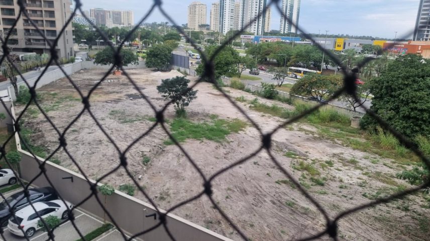 Terreno leiloado pela prefeitura na Avenida das Américas, na Barra da Tijuca: moradores de condomínio próximo foram à Justiça para impedir instalação de templo religioso (Foto: Foto do leitor)