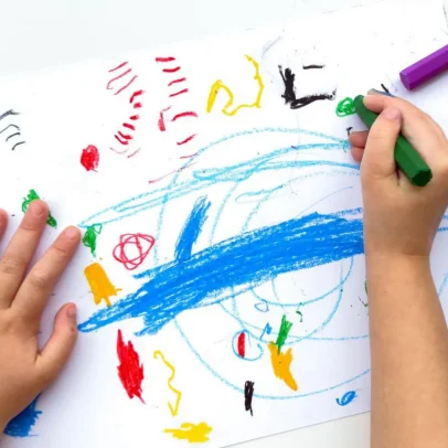 Trabalhadora de creche australiana é acusada de produzir vídeos de abuso infantil