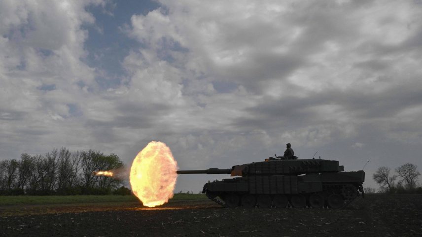 Tanque alemão Leopard-2A4 doado para a Ucrânia dispara durante treinamento (Foto: Genia Savilov/AFP)