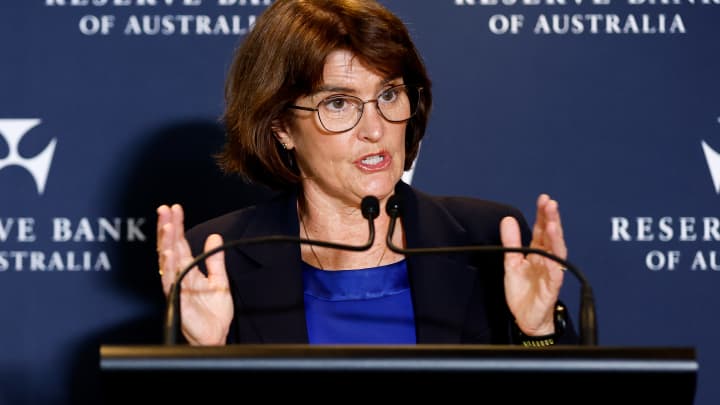 Michele Bullock, governadora do Banco da Reserva da Austrália (RBA), fala durante uma coletiva de imprensa na sede do banco em Sydney, Austrália, na terça-feira, 1º de abril de 2025. (Foto: Bloomberg | Bloomberg | Getty Images)