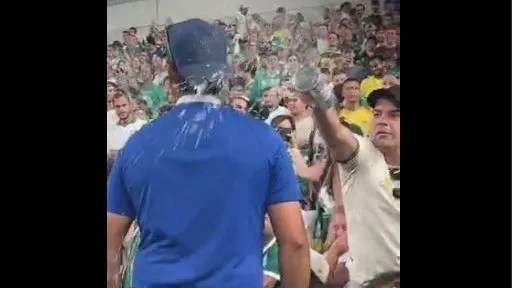 Torcedor do Chelsea provoca Palmeiras e leva cervejada (Foto: Reprodução/redes sociais/Reprodução)