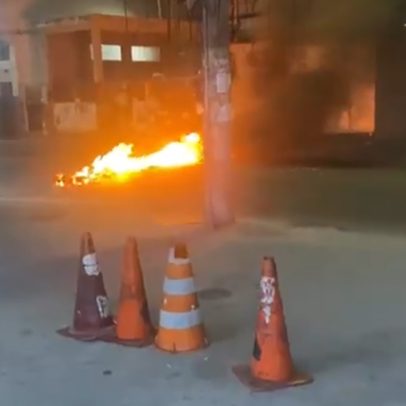 Moradores protestam e fecham via após morte de adolescente em São João de Meriti