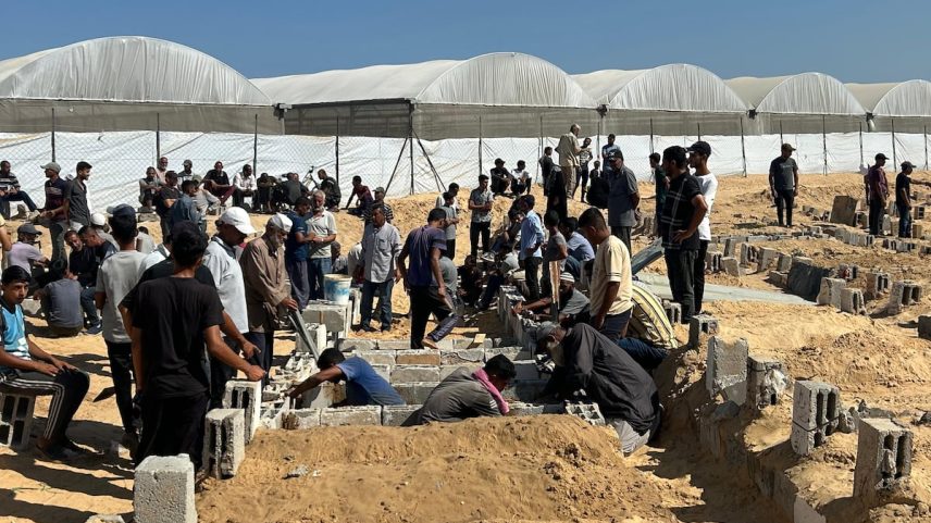 Pessoas no chamado Cemitério Argélia, recentemente criado perto do hospital Nasser em Khan Younis, em 5 de julho de 2025. (Foto: Mohamed Solaimane)