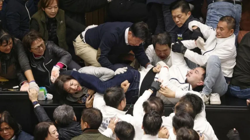 Legisladores de Taiwan têm se envolvido em brigas no parlamento nos últimos meses em meio a um intenso impasse político (Foto: Getty Images)