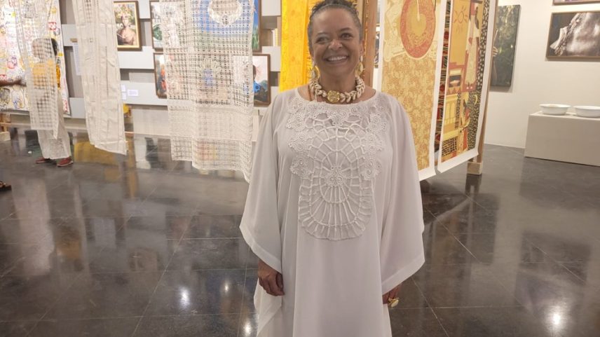 Autora de Um Defeito de Cor, Ana Maria Gonçalves festeja abertura de exposição sobre o livro na Bahia (Foto: Eric Luis Carvalho/g1)