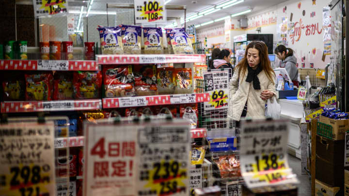Um cliente visita uma loja na rua de compras Togoshi Ginza em Tóquio em 23 de janeiro de 2025. (Foto: Philip Fong | Afp | Getty Images)