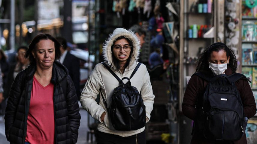 Mulheres se protegem do frio na região da avenida Paulista, em São Paulo (Foto: Rafaela Araújo - 24.jun.25/Folhapress)