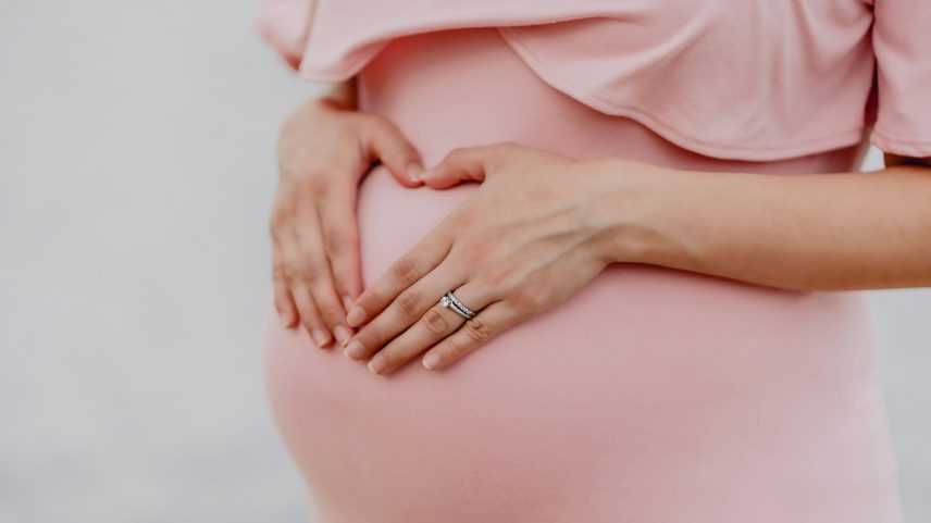 O número de brasileiros contrários ao aborto aumentou 2 pontos percentuais em relação a 2023. (Foto: Unsplash/Juan Encalada)