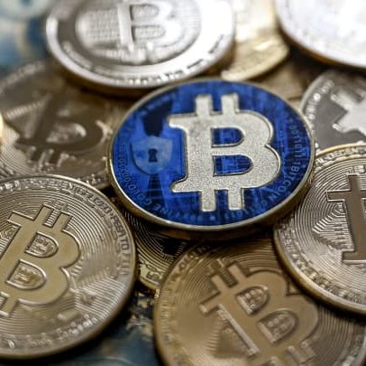 Empresas públicas superam ETFs na compra de bitcoin pelo terceiro trimestre consecutivo