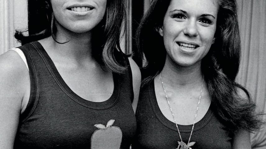 Christina Onassis e Marina Tchomlekdjoglou (direita) em uma imagem incluída no livro 'Minha vida com Christina Onassis, a verdadeira história jamais contada'. (Foto: Mi vida con Christina Onassis / La esfera de los libros)
