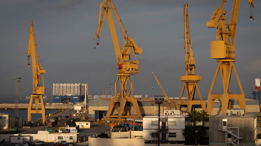 Astillero de Navantia na Baía de Cádiz. (Foto: PACO PUENTES)