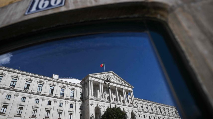 Parlamento de Portugal reflete no vidro de uma janela (Foto: Patrícia de Melo Moreira/AFP)