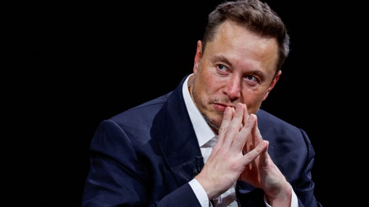 Elon Musk ouve enquanto o presidente eleito dos EUA, Donald Trump, fala durante uma reunião da Conferência dos Republicanos da Câmara no Hyatt Regency, no Capitólio, em 13 de novembro de 2024, em Washington, DC. (Foto: Allison Robbert | Getty Images)