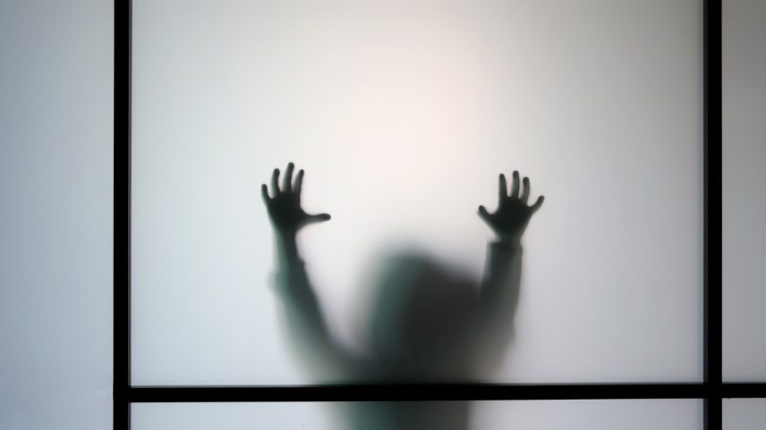 Criança com as mãos no vidro (Foto: tolgart/Getty Images)