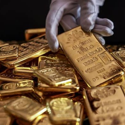 Investidores ricos diversificam com ouro, de frações de barras a cofres militares na Suíça