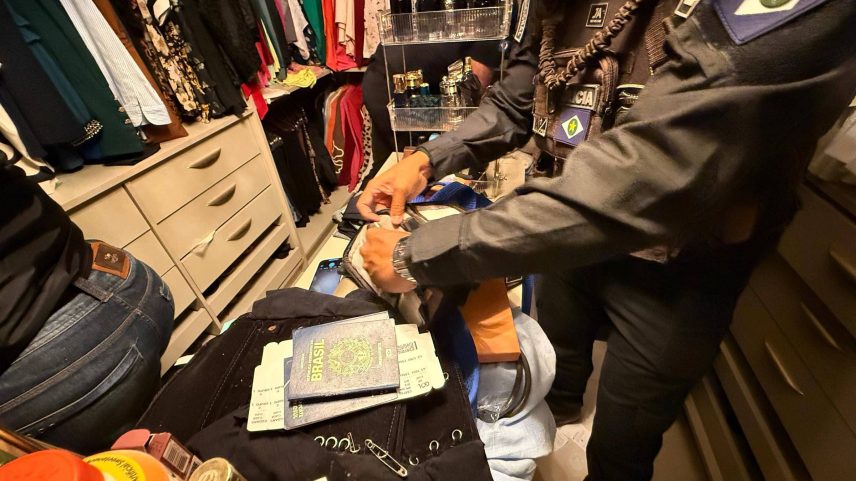Policiais civis cumprem mandado na operação Sepulcro Caiado, nesta quarta-feira (30) (Foto: Divulgação/Polícia Civil)