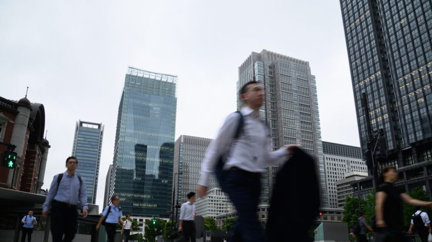 Presidente americano anunciou tarifas de 35% contra o Canadá, o que pressionou os futuros das ações dos EUA nesta manhã de sexta (Foto: Bloomberg/Akio Kon)