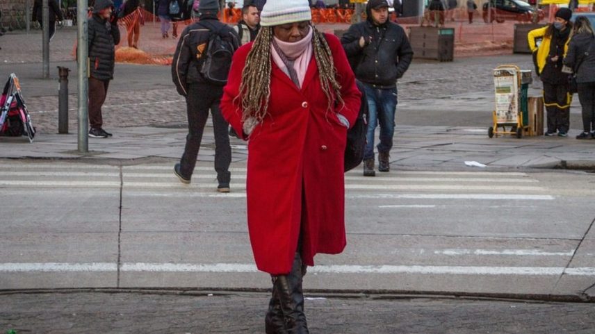Brasileira se protege do frio (Foto: Evandro Leal/Agência Enquadrar/Agência O Globo)