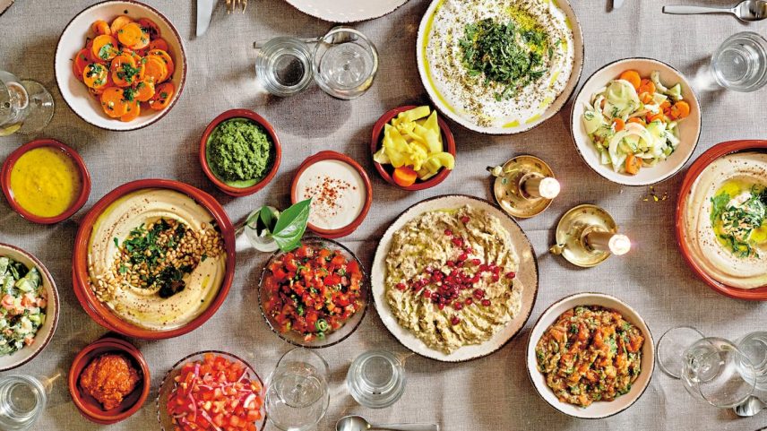 Diferentes hummus dispostos em uma mesa. É uma imagem pertencente ao livro 'Hummus', de Malin e Nimrod Regev (Col&Col Ediciones). (Foto: CHRISTIAN GUSTAVSSON)
