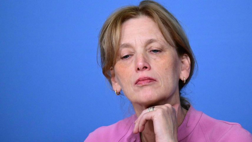 Ministra da Educação da Alemanha, Karin Prien, durante entrevista coletiva em Berlim (Foto: Tobiar Schwarz - 20.mai.25/AFP)