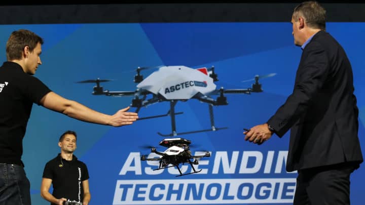 Brian Krzanich, diretor executivo da Intel Corp., à direita, demonstra o recurso de prevenção de colisões de um drone AscTec Firefly com câmeras Intel RealSense durante a Consumer Electronics Show (CES) de 2015 em Las Vegas, Nevada. (Foto: Patrick T. Fallon | Bloomberg | Getty Images)